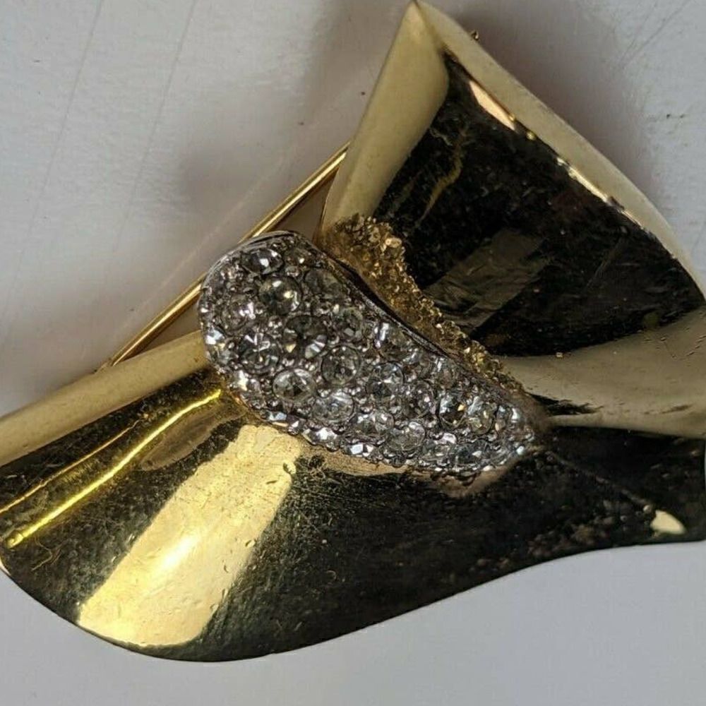 Signed GIVENCHY‎ Goldtone White Enamel Figural WINGS Shape Large Pin Brooch - Picture 4 of 5